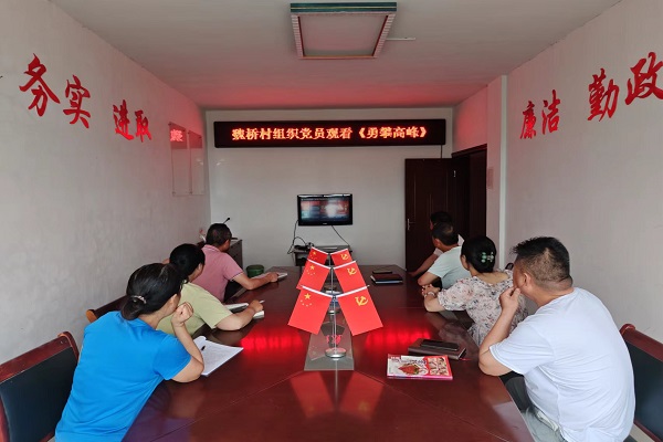 魏橋村組織黨員觀看遠程教育片