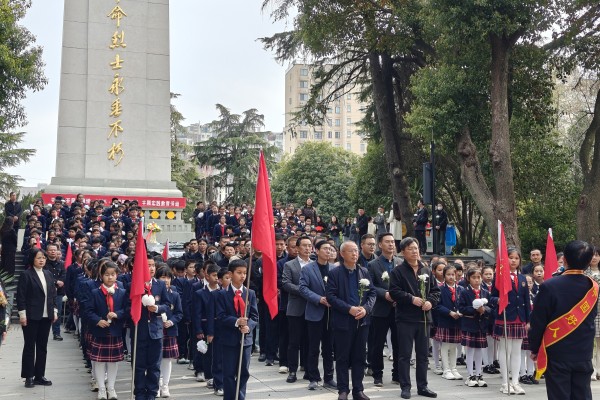 千秋街道園林社區：“追思懷遠祭英烈 抖擻精神守初心” 主題黨日活動